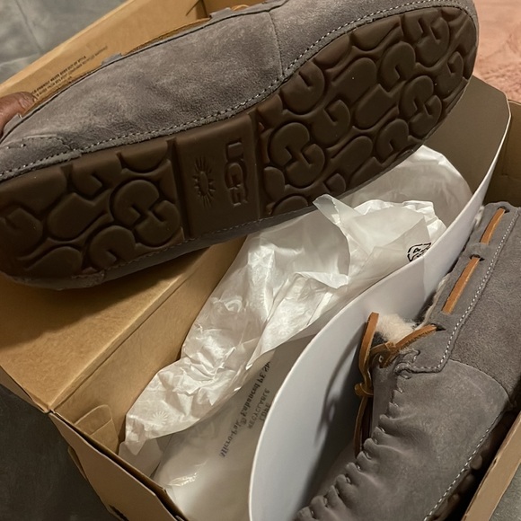 Brand new grey size 8 women’s Ugg Moccasins. They’re too tight for me - Picture 4 of 4